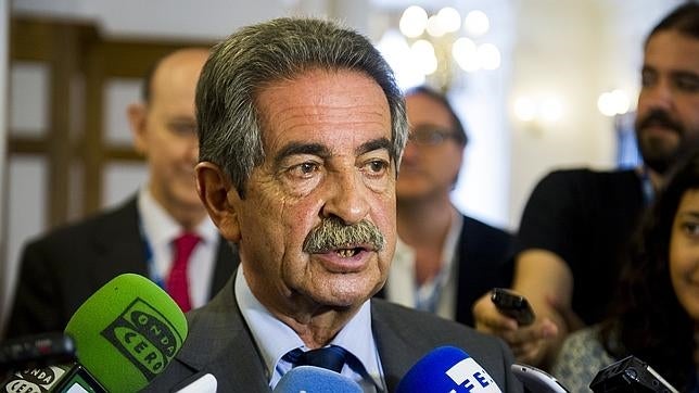 Miguel Ángel Revilla a la salida de un curso organizado por la curso Universidad Internacional Menéndez Pelayo