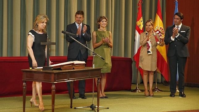 Los ministros de Justicia y de Agricultura, Rafael Catalá e Isabel García Tejerina, respectivamente, con la vicepresidenta de la Junta, Rosa Valdeón, en la toma de posesión de la delegada del Gobierno en Castilla y León, María José Salgueiro