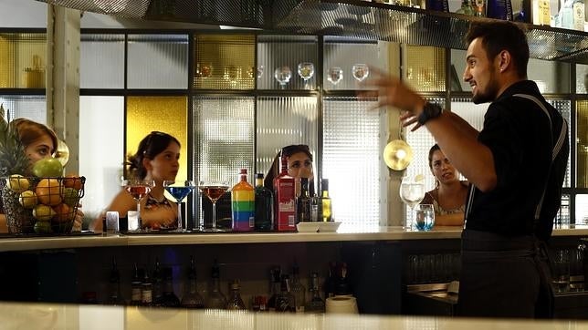 Un camarero del restaurante Atalanta prepara cócteles ante la clientela