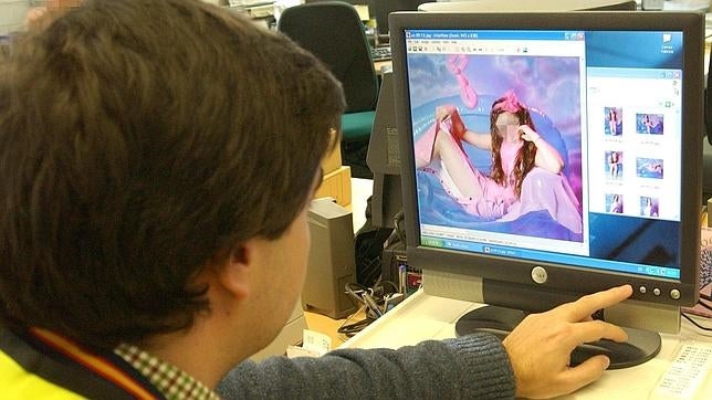 Imagen de archivo de un policía nacional trabajando en un caso de pronografía infantil