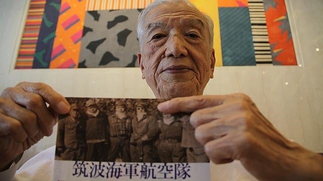 Tras la guerra, Yoshiomi Yanai, se convirtió en pacifista y su hija se casó con un norteamericano. En la imagen muestra su foto de kamikaze