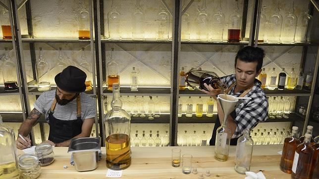 Narciso Bermejo y un compañero, en el «laboratorio» del bar, donde preparan las bebidas propias