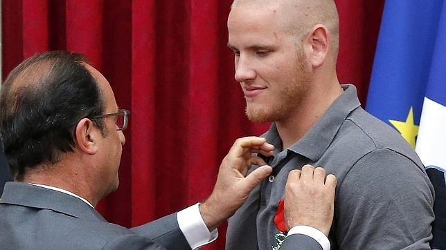 François Hollande condecora a Spencer Stone con la Legión de Honor