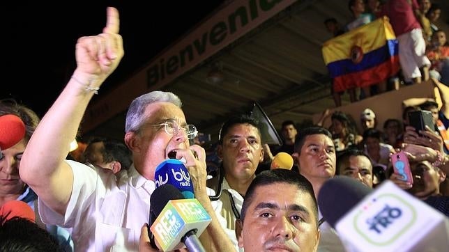 El expresidente de Colombia, declarando ante los medios en el puente Internacional Simón Bolívar (Colombia)