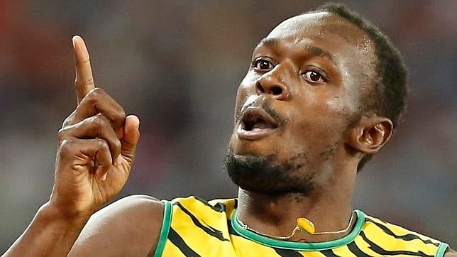 Bolt celebra su triunfo al llegar a meta en la final de 200 metros lisos