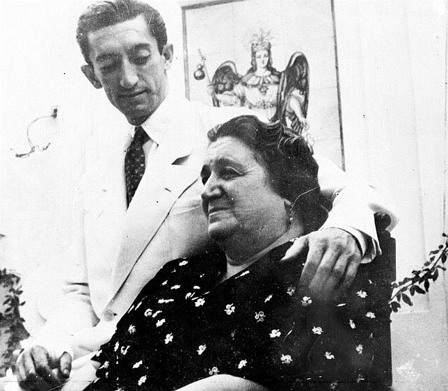 Manolete con su madre, Doña Angustias