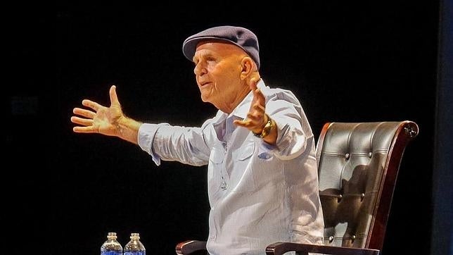 El Dr. Wayne Dyer en una de sus últimas charlas inspiradoras