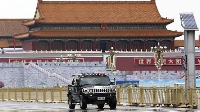 Un vehículo de policía vigila la plaza de Tiananmen en Pekín, China, durante los preparativos del desfile
