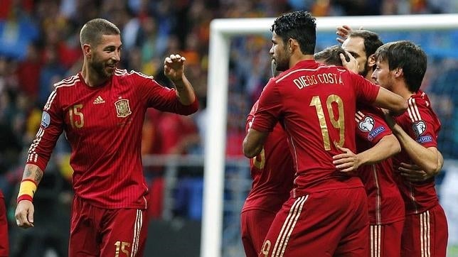 Los jugadores de la selección celebran el gol de Alba