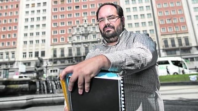 El promotor con las firmas frente al emblemático rascacielos