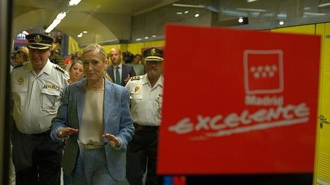 La presidenta de la Comunidad, Cristina Cifuentes, durante su visita al Centro de Control de Seguridad del Metro