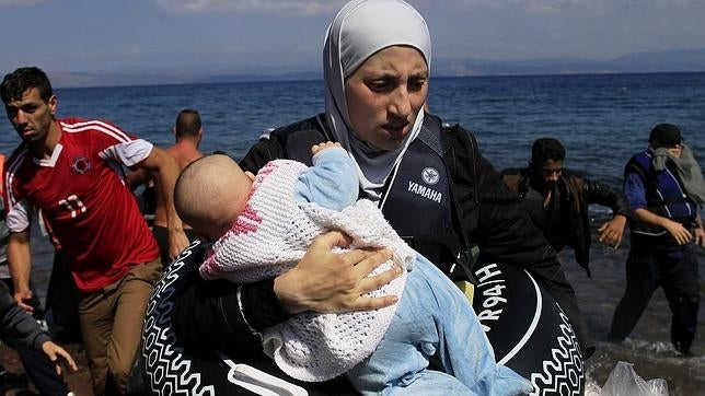 Refugiados sirios llegando a la isla de Lesbos hoy domingo