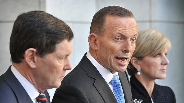 Kevin Andrews en primer término junto con el primer ministro Australiano