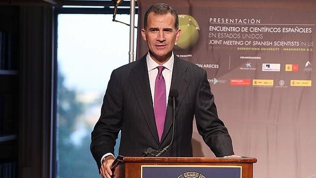 Don Felipe durante su intervención en el acto con los científicos españoles en la Universidad de Georgetown