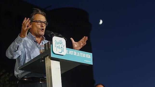 Artur Mas, presidente de la Generalitat y número 4 de la candidatura de «Junts pel Sí» en un acto de campaña en la plaza de Sant Domènec de Manresa