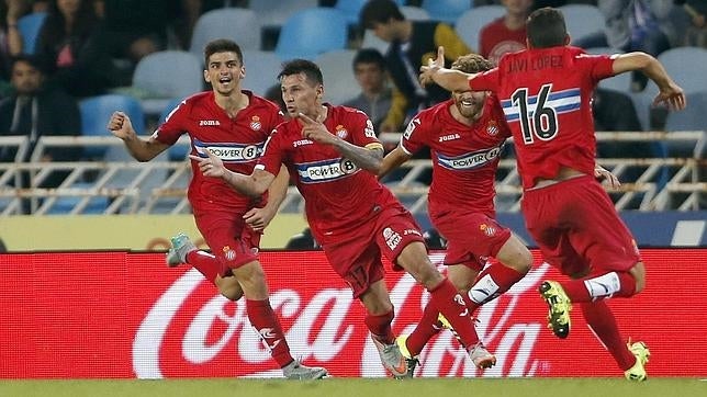 El jugador del Espanyol Hernán Pérez (2i) celebra su gol ante la Real Sociedad