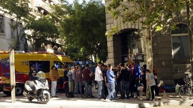 En la imagen, una unidad del Samur atiende a los dos heridos tras el desalojo