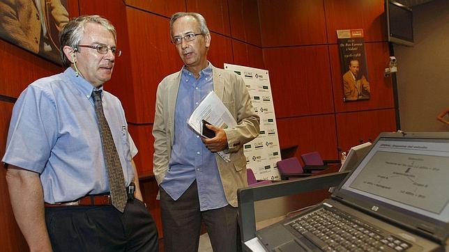 Josep Maria Gatell (izquierda) y Bonaventura Clotet, durante una rueda de prensa