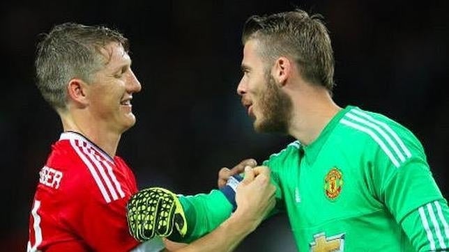 De Gea recibe el brazalete de manos de Schweinsteiger
