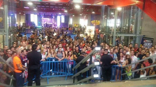«Antidisturbios» municipales regulan el flujo de asistentes en el Madrid Arena, el sábado pasado