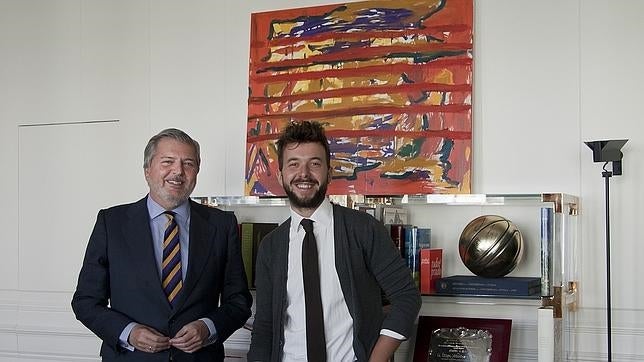 Méndez de Vigo y Rubén Rosado posan con el cuadro obra de este último que ahora cuelga en el despacho del ministro