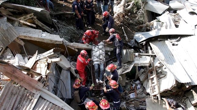 Los servicios de Emergencias intentan ayudar a los heridos
