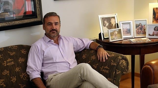 Javier Fitz-James Stuart de Soto en la madrileña oficina de la Fortaleza de Belmonte. Su despacho está repleto de imágenes de sus tres hijos: Mencía, Sol y Álvaro