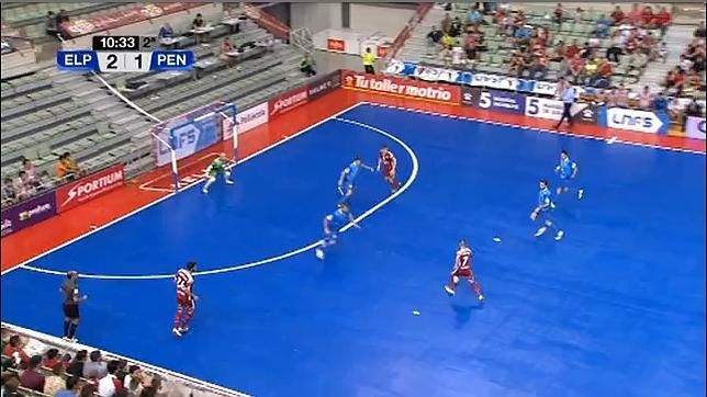 Juampi, a punto de marcar el mejor gol de la jornada