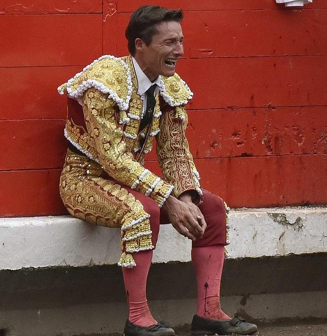 Diego Urdiales rompió a llorar en el estribo tras cuajar la faena de su vida en Bilbao