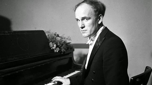 Richter, ante su piano, en una imagen antigua