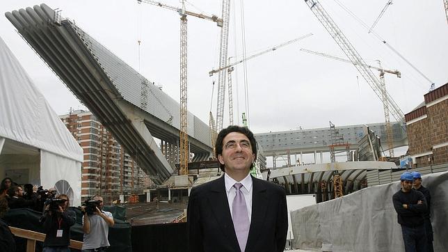 Imagen de Santiago Calatrava junto a una de sus obras en Oviedo