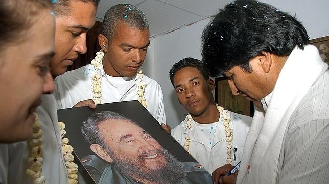 Médicos cubanos con el presidente Evo Morales en una misión en Copacabana (Bolivia)