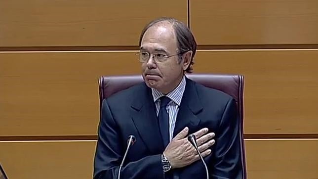 Pío Garcia-Escudero, emocionado, se lleva la mano al corazón en señal de afecto mientras los senadores de todos los partidos le aplauden