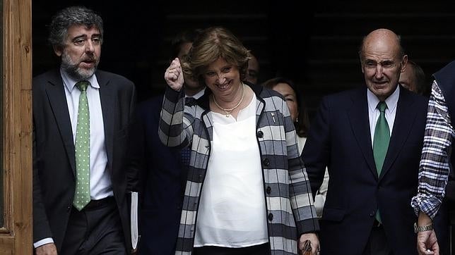 La consellera de Educación de la Generalitat, Irene Rigau (c), junto a su abogado Miquel Roca (d), tras prestar declaración ante el Tribunal Superior de Justicia de Cataluña (TSJC)