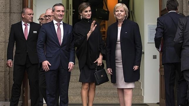 esde que estrenó la capa negra de Hugo Boss, Doña Letizia no ha querido prescindir de ella