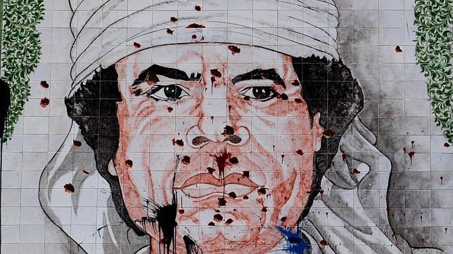 Mosaico de Gadafi atacado en Trípoli tras la huida del dictador de la capital en 2011