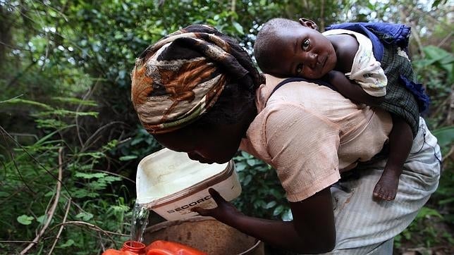 Zanele Dlamini recoge agua cerca de su pequeña casa, ubicada en Mkhulamini, 400 kilómetros al este de Mbabane (Suazilandia)
