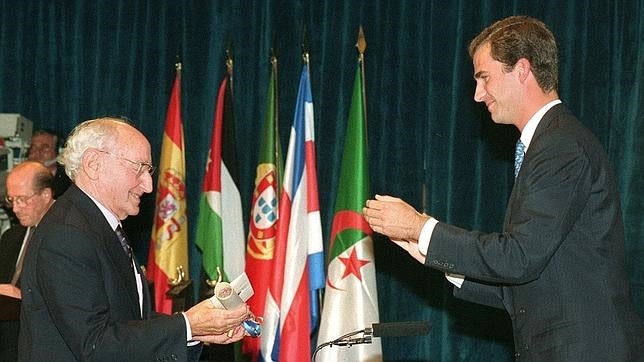Carlos Bousoño, cuando recibió el premio Príncipe de Asturias en 1995