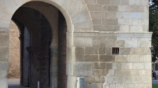 Esquina derecha rehabilitada en 1934 y ventana-testigo
