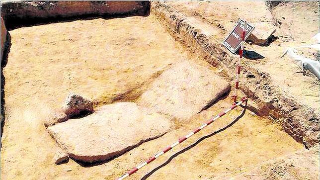 La tumba localizada, cubierta con una gran losa