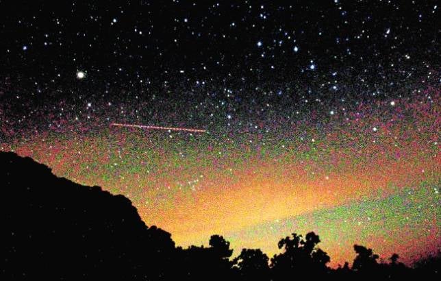 Vista de la bóveda celeste con motivo de la lluvia de las perseidas de esta semana. A la derecha: logotipo de la iniciativa Estrella Cervantes