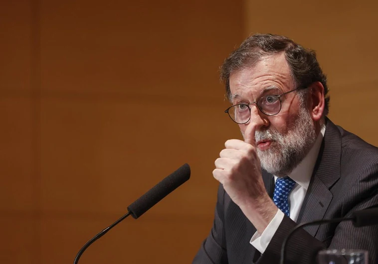 Rajoy acusa al PSOE de haber «roto con los grandes acuerdos nacionales y la Transición»