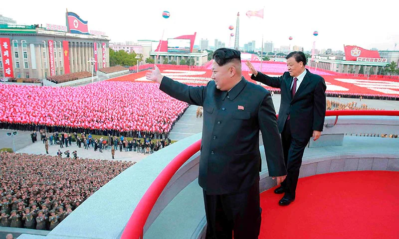 Kim Jong-un, acompañado del funcionario del Partido Comunista chino, Liu Yunshan, durante el 70 aniversario de la fundación del Partido de los Trabajadores de Corea en una foto distribuida en 2015.