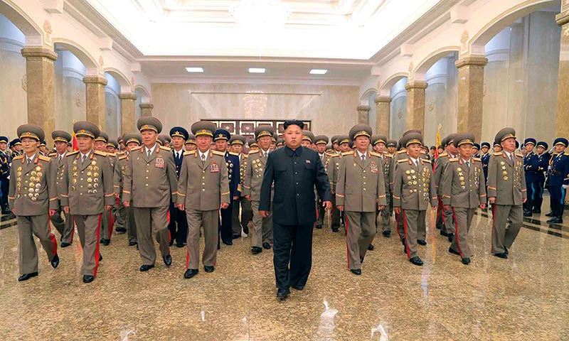 En el 61 aniversario del fin de la Guerra de Corea, en 2014, Kim Jong-un rinde homenaje a sus predecesores Kim Il-sung y Kim Jong-il.