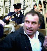 Quinientos ganaderos protagonizaron ayer una tensa protesta en Oviedo. Efe