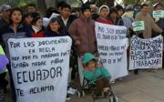 Más de cien inmigrantes, en su mayoría ecuatorianos, se concentraron ayer en la Delegación de Gobierno en Murcia. Efe