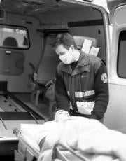 Un sanitario traslada a uno de los inmigrantes hasta la ambulancia. Fernando Serrano