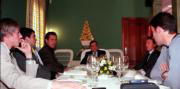 Florentino Pérez encabeza la mesa en la comida de ayer con Valdano, Butragueño y los capitanes del equipo. Ignacio Gil