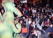 Decenas de niños junto a un dragón en una librería en Madrid.