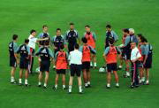 Camacho arenga a los suyos en el entrenamiento de ayer. Efe